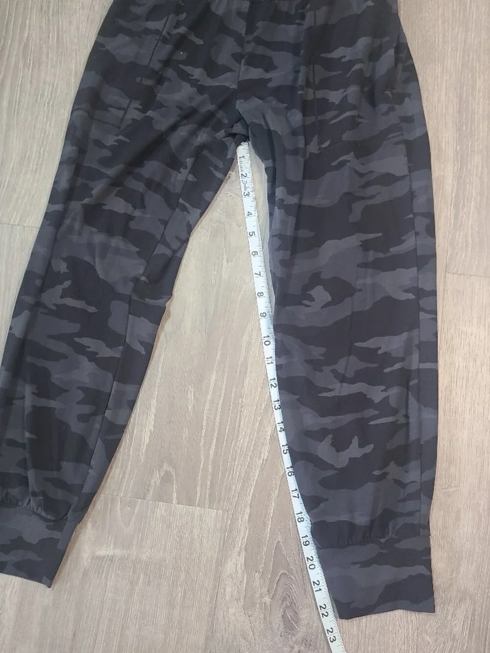 Athleta Salutation Camo Joggers Black Grey Camouflage - Size SP Small Petite